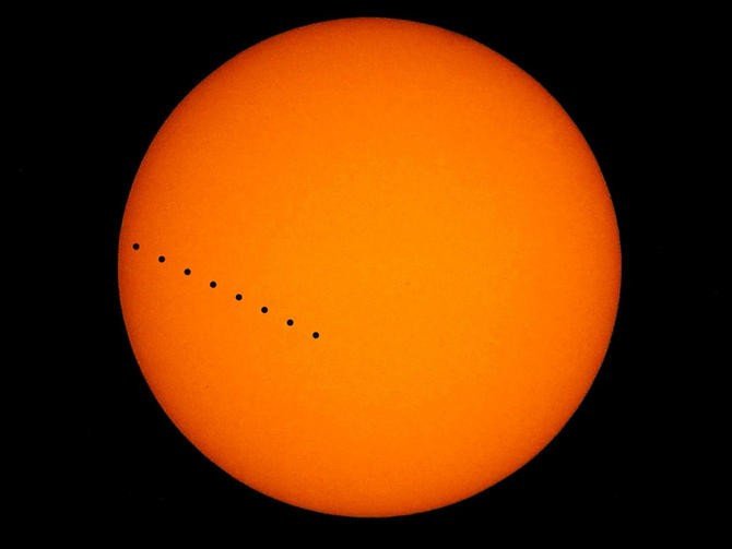Редкое зрелище: Меркурий на фоне Солнца