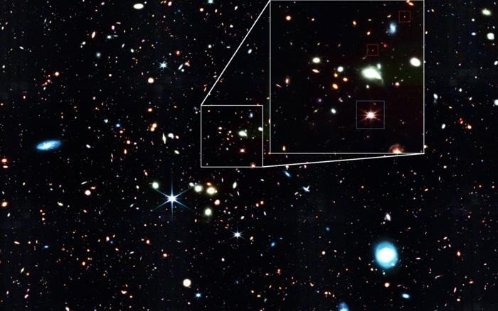 Гигантский квазар и маленькие красные точки. Снимок светящегося квазара J1148+5251, чрезвычайно редкой активной сверхмассивной черной дыры массой 10 миллиардов солнечных масс, сделанный космическим телескопом Джеймса Уэбба (JWST) NIRCam