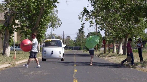 Беспилотные машины Google испытают на обычных дорогах