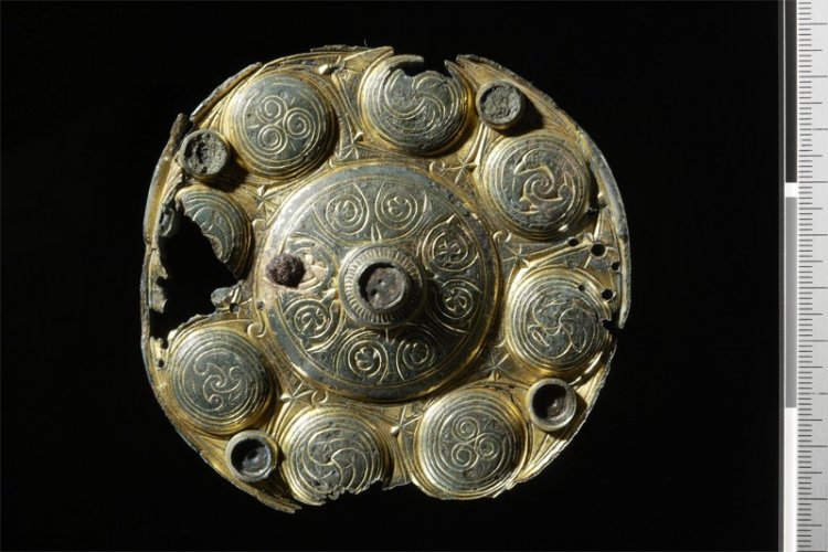 Ожерелья из монет и пряжки из церковной утвари: что викинги делали с добычей