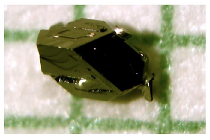 Изображение массивного кристалла, выращенного Полом Кэнфилдом.