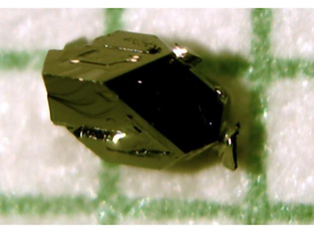 Изображение массивного кристалла, выращенного Полом Кэнфилдом.