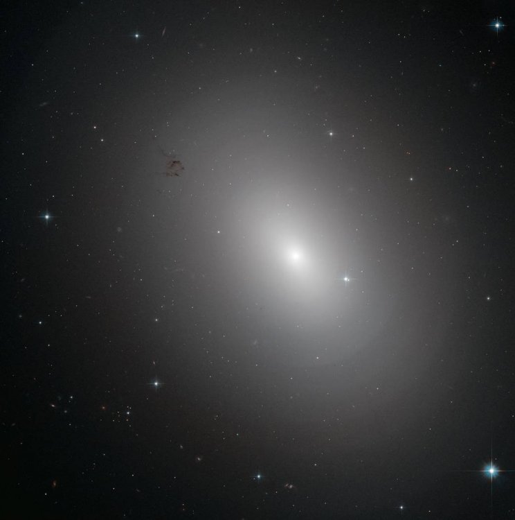 Слоистая галактика удивила астрономов симметрией