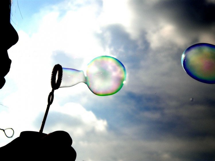 Физика мыльных пузырей: главное — правильно дунуть