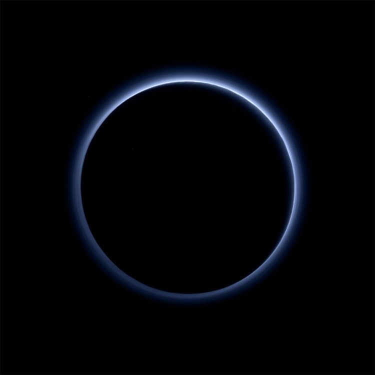 Новое о Плутоне: замерзшая вода и голубое небо