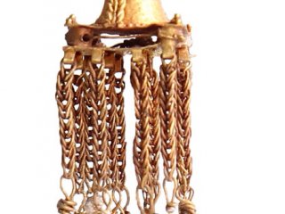 Золотая серьга, найденная в сарматском кургане