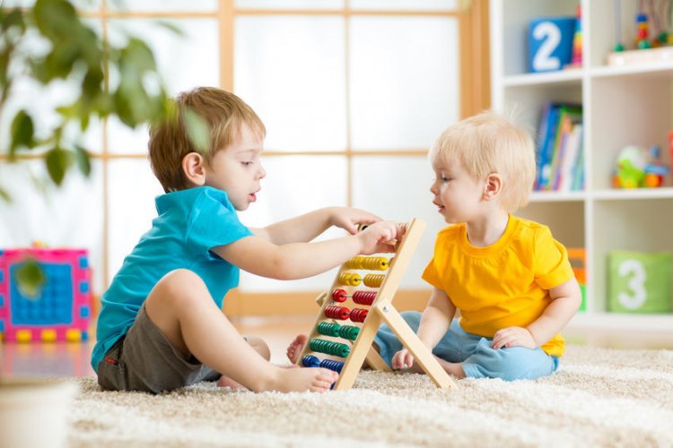 Как игра с другими детьми влияет на изучение языка