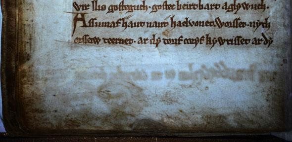 Черная книга из Кармартена XIII века открывает стертые записи