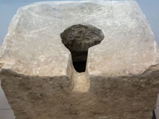 Каменный туалет, найденный в одной из комнат