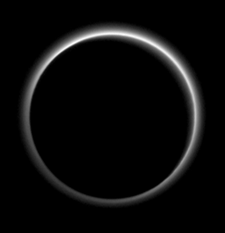 Плутон окутан туманом и имеет движущиеся ледники