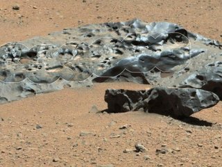 Марсоход Curiosity нашел первый метеорит