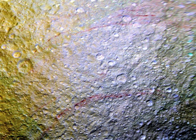 На спутнике Сатурна обнаружены необычные красные полосы