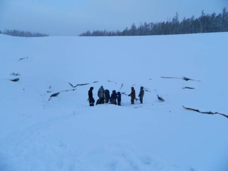 Ученые исследуют мелеющее зимой озеро в Якутии
