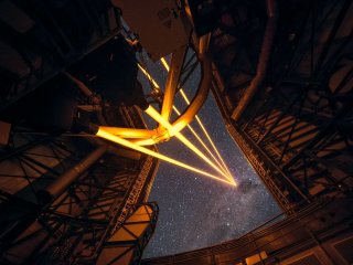 Very Large Telescope обзавелся четырьмя мощными лазерами