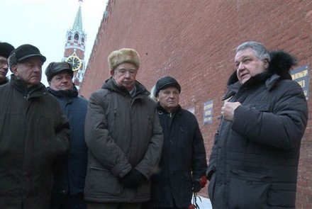 возложение цветов к месту захоронения Игоря Васильевича на Красной площади у Кремлевской стены