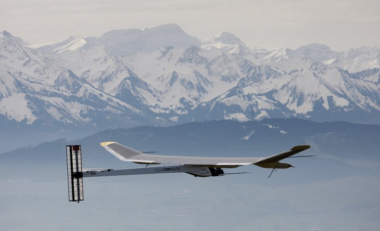 Самолет на солнечных батареях готовится к перелету продолжительностью 120 часов