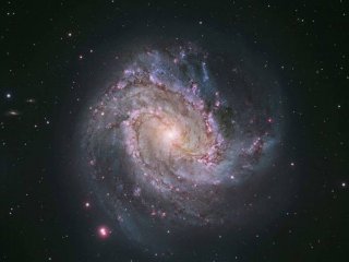 Решетка спиральной галактики M83, также известной как Южная вертушка