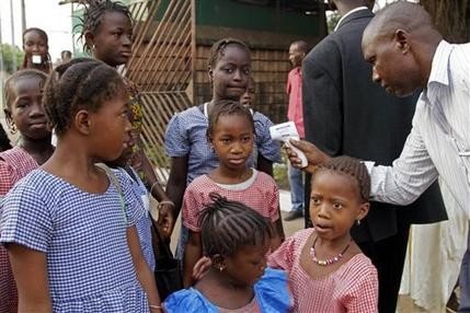 ВОЗ испытает в Гвинее экспериментальную вакцину от Эбола