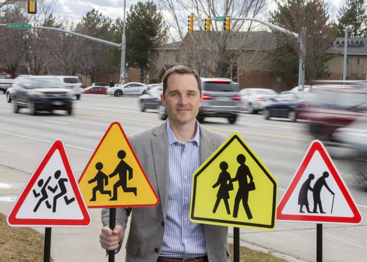 Водители лучше замечают дорожные знаки с активными человечками