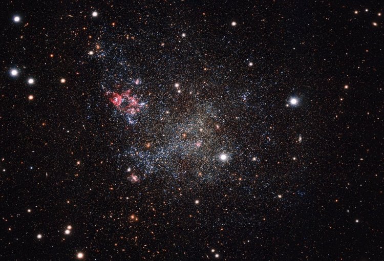 Удивительно чистая галактика неподалеку от нашей
