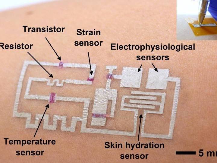 Биоинженеры научились «рисовать» электронные датчики на коже человека