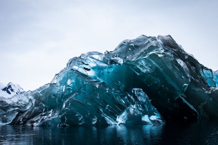 Голубой лед айсберга прекрасен на фотографии