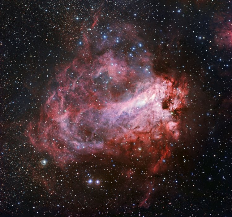 Телескоп прислал новую фотографию ярко-розовой Туманности Омега