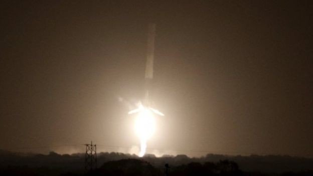 SpaceX впервые удалось вернуть на Землю ступень ракеты Falcon 9