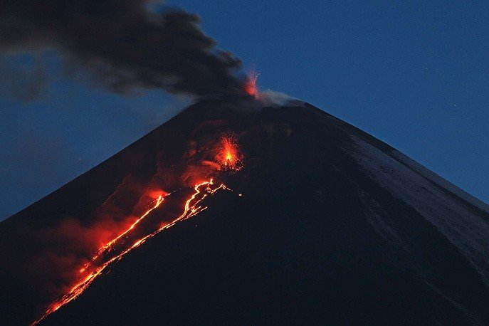 Вулкан Ключевской растет и извергается в прямом эфире