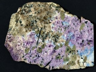 Иллюстрация: Голубые вкрапления — фторкарлтонит. Фото Владимира Короткоручко