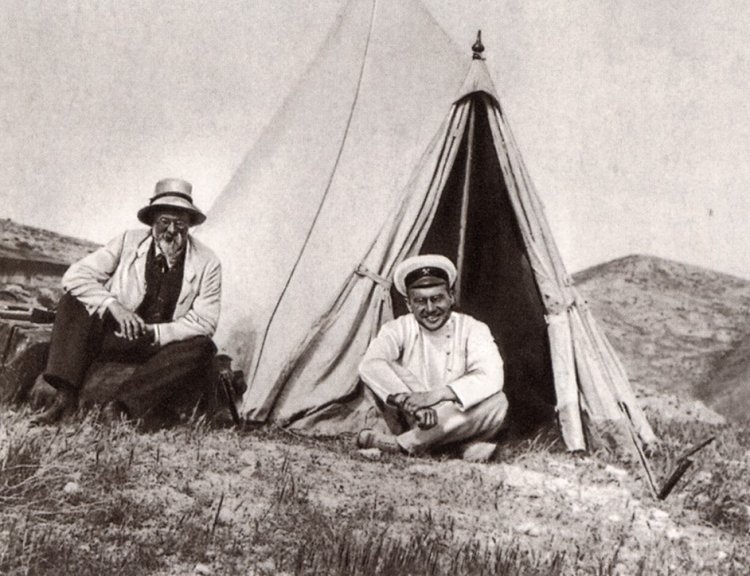 В.И. Вернадский и К.А. Ненадкевич во время поисков радиевых минералов в Средней Азии, 1911 г.