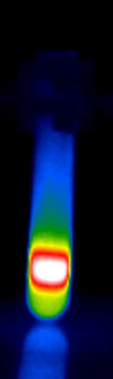 Тепловой эффект гидролиза карбида кальция, зафиксированный при помощи тепловизора. Источник: Константин Родыгин