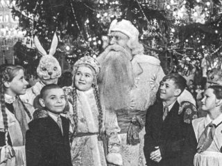 Михаил Наумович Гаркави в роли Деда Мороза в Доме союзов 1-го января 1937 года. Источник: ТАСС