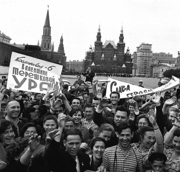 Москвичи на Красной площади после сообщения ТАСС о запуске космического корабля «Восток-б», пилотируемого первой женщиной-космонавтом Валентиной Терешковой. 1965 г. 