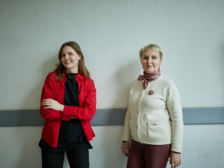 Корреспондент портала «Научная Россия» Янина Хужина и старший научный сотрудник Института археологии РАН Лилия Яворская. Фото: Елена Либрик / «Научная Россия»