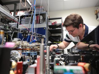 Ученые физического факультета МГУ показали свои разработки в преддверии фестиваля NAUKA 0+. Фото: Ольга Мерзлякова / «Научная Россия»