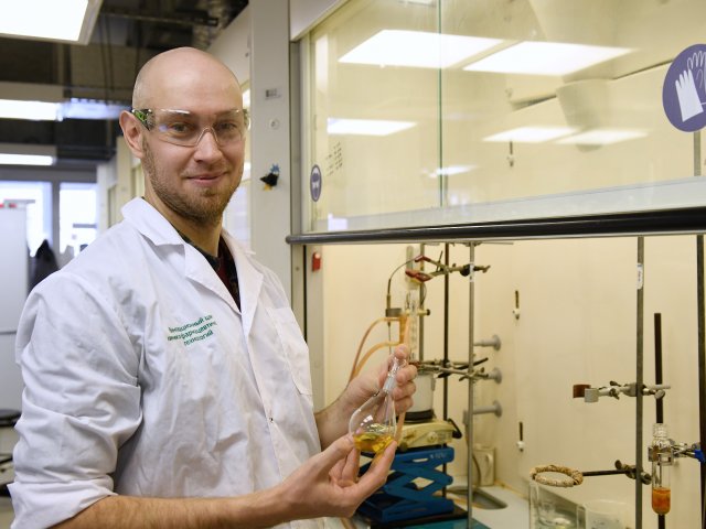 Константин Саватеев в центре химико-фармацевтических технологий УрФУ. Фото Владимир Петров  УрФУ.