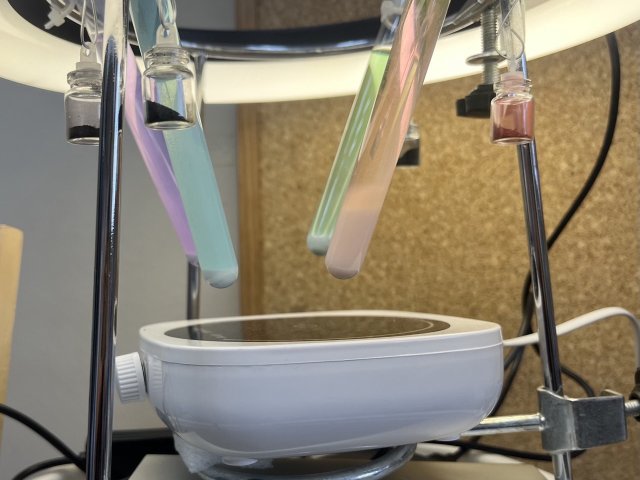 В пробирках порошки наночастиц в окрашенных красителями растворах. © СПбГУ