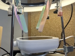 В пробирках порошки наночастиц в окрашенных красителями растворах. © СПбГУ