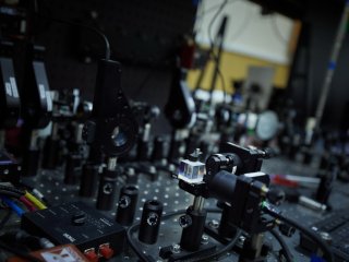 На фотонах и нейтральных атомах: журналистам показали квантовые вычислители МГУ. Фото: Елена Либрик / «Научная Россия»