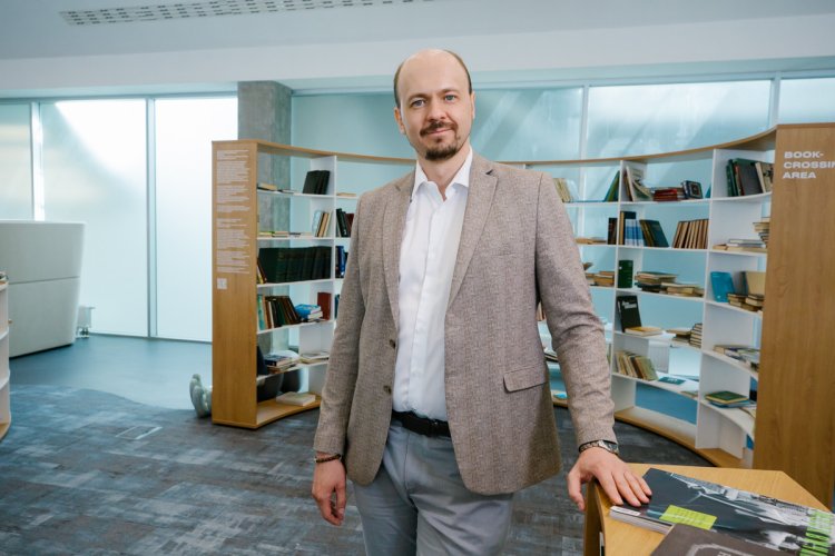 Замдиректора Центра энергетических технологий Сколтеха Станислав Сергеевич Федотов — руководитель проекта по гранту РНФ памяти ак. Е.П. Велихова, посвященного разработке натрий-ионных аккумуляторов.Фото: Ольга Мерзлякова / «Научная Россия»