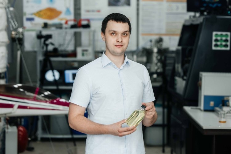 Доцент Исследовательской школы физики высокоэнергетических процессов Томского политехнического университета, кандидат физико-математических наук Дмитрий Владимирович Антонов с образцом экспериментального топлива. Фото: Александр Волков / пресс-служба ТПУ