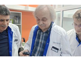 Сотрудники лаборатории геокосмических исследований (GeoSpace) НИЯУ МИФИ в процессе работы. Фото: Константин Фрумкин / пресс-служба НИЯУ МИФИ