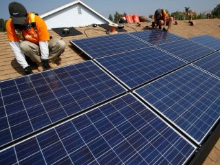 В Калифорнии солнечные панели на крыши домов устанавливают как стандартные функции