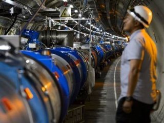 Большой адронный коллайдер вновь запущен
