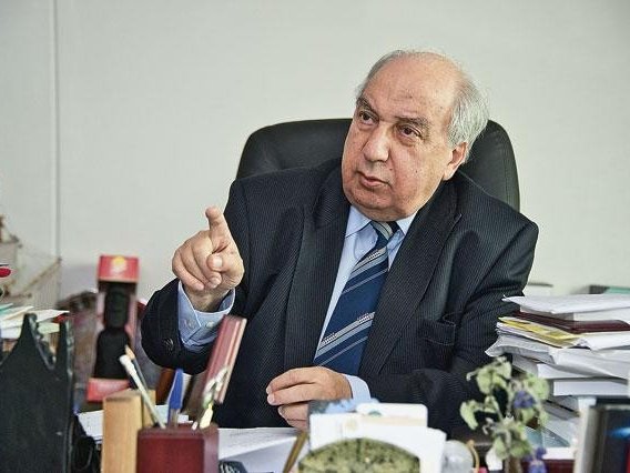 Что воспитывает история в человеке. rf0 medium. Что воспитывает история в человеке фото. Что воспитывает история в человеке-rf0 medium. картинка Что воспитывает история в человеке. картинка rf0 medium. История — это школа гражданского воспитания, патриотизма. А что такое патриотизм? Ответ на этот вопрос следует искать не в области отвлеченных рассуждений, а в реальном поведении людей в кризисные для страны, государства, Отечества периоды. Из кого состояло ополчение Кузьмы Минина, что туда привело людей и какое значение это имело в той ситуации и для будущего России? К каким чувствам солдат обращался Петр I накануне Полтавского сражения: Воины! Настал час, который должен решить судьбу Отечества. Но знайте, что сражаетесь не за Петра, а за государство, Петру врученное. А что касается меня, то знайте, жизнь для Петра не дорога, лишь бы Россия жила в чести и благоденствии? Какая сила заставила старостиху Василису Кожину возглавить отряд из подростков и женщин, истреблявший небольшие группы наполеоновских солдат в Смоленской губернии? Какая корысть была в поступке Ивана Сусанина? Из каких побуждений Александр Матросов закрыл своим телом амбразуру, а В.Талалихин пошел на таран фашистского самолета? Что означают слова О.Бисмарка: войну с Австрией 1866 г. выиграл прусский учитель?