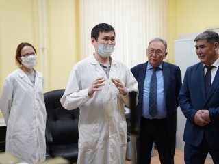 Президент РАН Александр Сергеев посетил СВФУ…