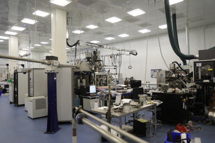 Одна из задач лаборатории прикладных нанотехнологий — создание электронных интерфейсов, обеспечивающих связь микроэлектронного технологического пространства и живой материи