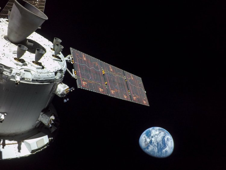 Корабль «Орион» и Земля. Источник: NASA
