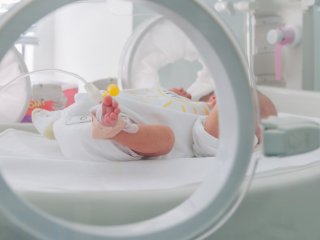 Женщина родила ребенка из искусственной матки